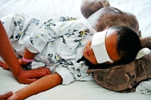 9月2日，小斌斌在病床上休息。山西省眼科醫(yī)院院長賈亞丁介紹，醫(yī)院安排心理專家對患兒及家屬進行心理治療。