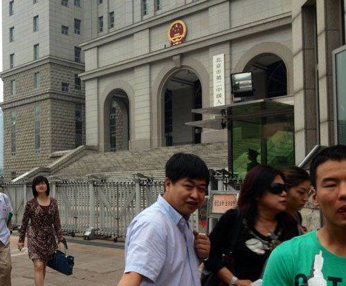 上午10：35分左右，蘇順虎律師和其家屬從法院西大門出來。