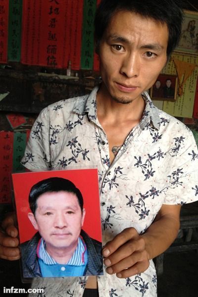 程興貴的兒子程正鵬拿著父親的遺照。程興貴自殺后，政府補償程家6000多塊錢，并終于認定了程興貴的代課教齡。 (南方周末記者雷磊/圖)