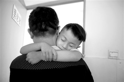 9月6日，“鷹爸”抱著多多去化妝間，準備錄制節目。