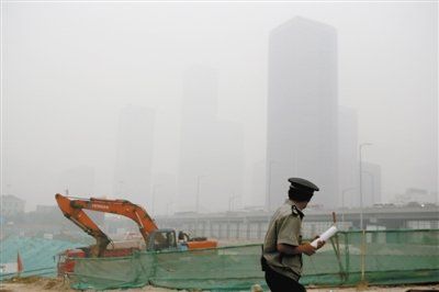 6月28日，CBD核心區(qū)。當天北京重度污染，PM2.5濃度一直在400微克/立方米以上。