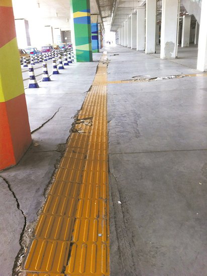 在溫嶺火車站架空層，由于沉降產生的裂縫到處可見。