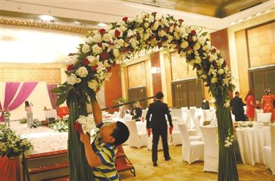 10月5日，北京萬達索菲特酒店，婚宴剛剛結(jié)束。新人介紹，一場婚宴花掉父母20萬元。新京報記者 尹亞飛 攝