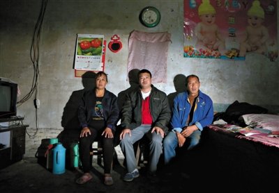 10月18日，自鋸病腿的鄭艷良所在的保定市清苑縣東臧村，有多家農(nóng)戶大病難醫(yī)，村民王新建（中）得了白血