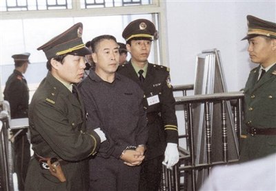2000年9月30日，河南商丘，胡萬(wàn)林被法警押上法庭。