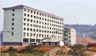  10月23日，長沙市岳麓區蓮花鎮云蓋村村委會的辦公大樓。  實習記者 李健 攝