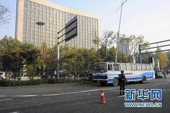 這是11月6日拍攝的一輛爆炸中受損的公交車停在現(xiàn)場(chǎng)。