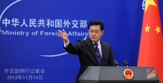 2013年11月14日，外交部發(fā)言人秦剛主持例行記者會。