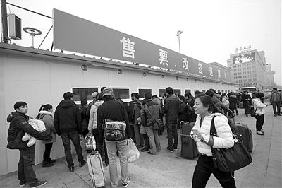 1月6日，北京站搭建完畢的臨時售票處已經投入使用。今年春運期間，北京鐵路局共開設售票窗口3421個，同比增加150個。新京報記者