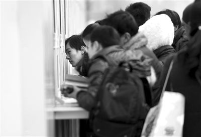 1月6日，旅客在北京站臨時售票處排隊購票。新京報記者