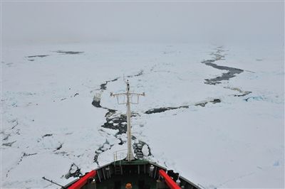 7日17時50分許，“雪龍”號船頭冰面裂開一條水道，“雪龍”號趁機迅速穿過。