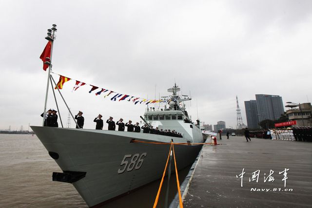 1月8日，某新型導彈護衛艦吉安艦入列海軍東海艦隊命名授旗儀式現場。新華社發