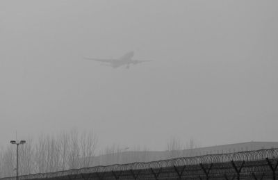 在首都機(jī)場，飛機(jī)在霧霾中降落。