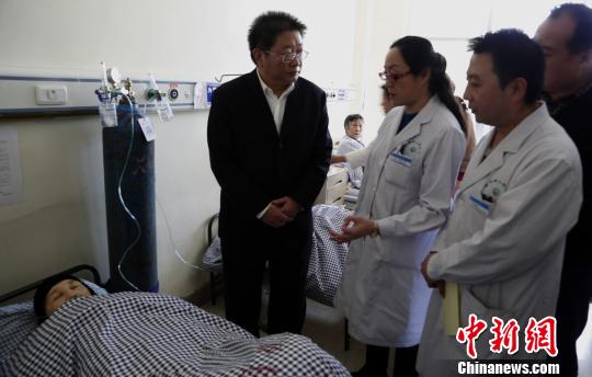 圖為青海省委常委、西寧市委書記毛小兵正在詢問患者病情?！×_云鵬　攝