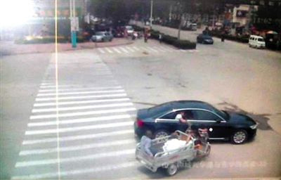 23日中午，陳母被突然噴毒。新京報(bào)記者 王瑞鋒 攝