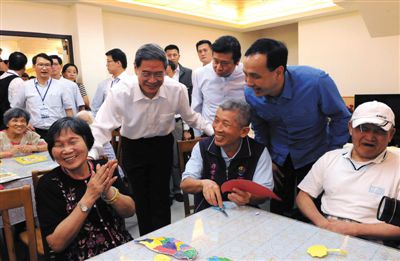 　昨日，張志軍前左二和陪同的新北市長朱立倫與老人們交談。