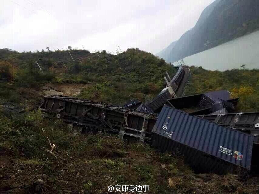 襄渝鐵路旬陽至棕溪上行線發(fā)生山體塌方，致使75228次貨物列車8節(jié)車廂脫線。圖片來源于網(wǎng)絡(luò)