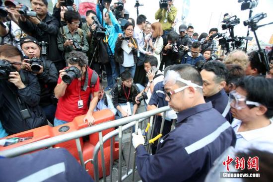 11月18日上午，香港法庭頒令執達主任展開清除在金鐘中信大廈外的障礙物，先后清理了龍匯道上的鐵馬，警