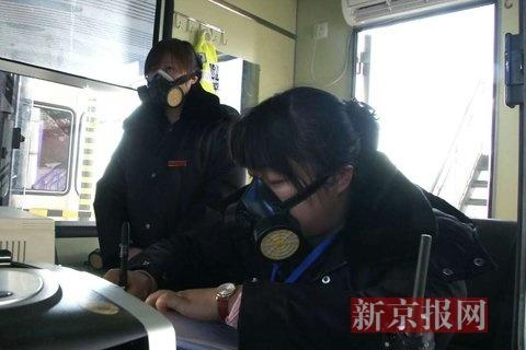 收費員戴防毒面具上班。當地網友供圖