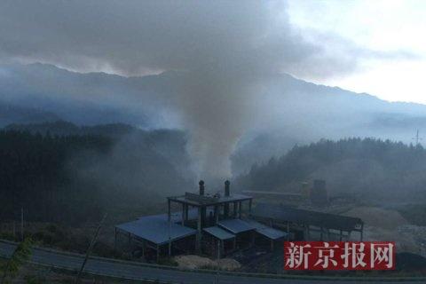 污染企業排放煙塵。當地網友供圖