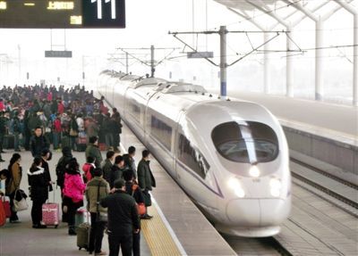 　2014年1月3日，江蘇徐州，旅客在等候乘坐京滬高鐵和諧號(hào)動(dòng)車組列車。圖/CFP