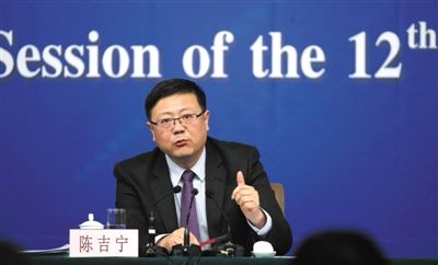 昨日，十二屆全國人大三次會議新聞中心，環保部部長陳吉寧回答中外記者提問。新京報記者 陳杰 攝