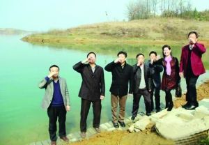 活動儀式現場，一眾人舀起漳河水直接喝下
