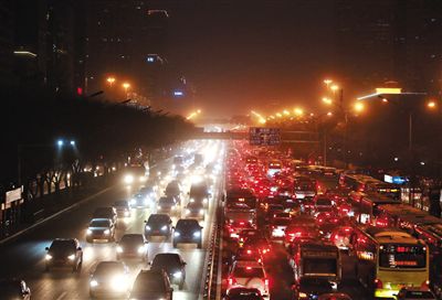 昨晚，因沙塵暴導(dǎo)致能見度低，長安街嚴(yán)重堵車。