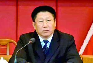 他曾身居要職，在仕途上平步青云，“連跳式”升官；他如今落馬，被查出近乎瘋狂地收受巨額利益、用公款送禮，還隱瞞“裸官”身份、在私企老板的安排下多次嫖娼、參與賭博、與多名女性通奸，被一線辦案人員形容為“五毒俱全”的干部。近日，深圳原市委常委、政法委書(shū)記蔣尊玉的貪腐歷程被披露。