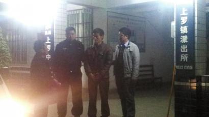 王強被抓獲歸案,右二為犯罪嫌疑人。