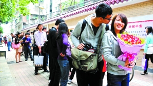 2011年11月11日，越秀區(qū)民政局，登記結(jié)婚的隊(duì)伍排了足有一百米長（資料圖片）?！∮浾唿S澄鋒攝