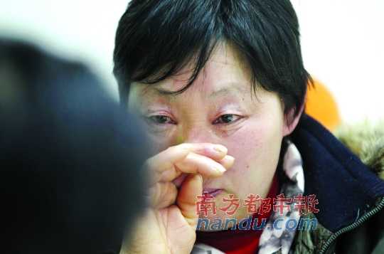 　　聽聞判決結(jié)果，被害人母親楊書會(huì)控制不住眼淚。南都記者徐文閣攝