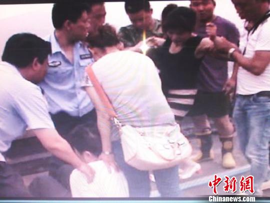 宗德宇緩緩靠近跳樓女子。　孫程　攝