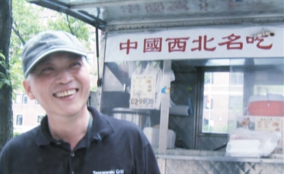 這是謝云峰在美國紐約街頭餐車前的視頻截圖。