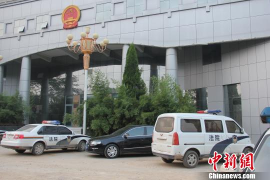泊頭市人民法院院內(nèi)仍停有無牌制式警車，涉事人員與記者沖突地點(diǎn)僅距法院不足50米。穆玉良 攝
