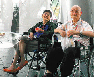 臺灣老夫妻“王爺爺”及“王奶奶”，雙雙失智，但兩人“即使遺忘了全世界，也不會忘了彼此”，片刻也不想分離，深厚情感令人感動。臺灣《聯(lián)合報》圖