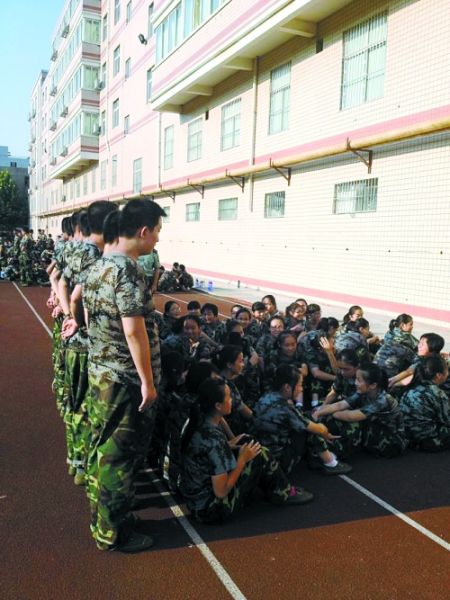 女孩們說，這道“人影陰涼”，為高中時(shí)代的記憶鑲上了一顆珍珠 網(wǎng)友供圖