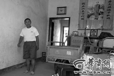 8月16日，在家中接受監(jiān)外執(zhí)行4年刑期的汪衛(wèi)國（化名）剛剛送走家訪的法官。