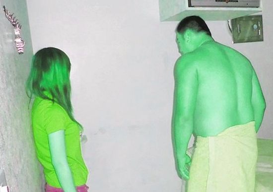 高雄黃姓男子(右)懷疑女友在“喇叭店”兼差，前往調查順便消費時被警方逮個正著。(圖／東森新聞)