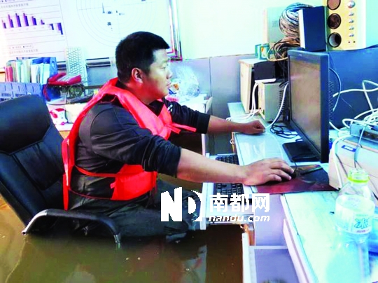 8月31日，黑龍江撫遠(yuǎn)氣象局人員在工作中，洪水已將椅座淹沒(méi)。圖片來(lái)源：中國(guó)氣象網(wǎng)