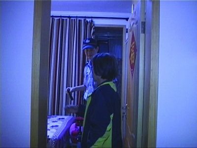 民警幫老人檢查沒發現有炸彈。