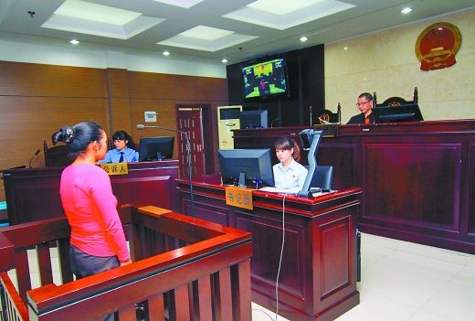    9月29日，萬州區人民法院，被告王桂娟（化名）在庭審現場。 重慶晨報記者 胡杰 實習生 黃敬坤 攝