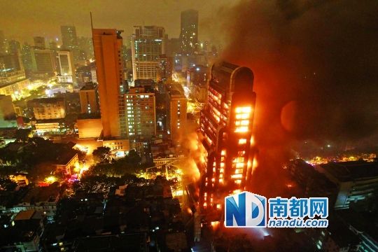 昨晚近7時(shí)，廣州越秀區(qū)起義路217號(hào)建業(yè)大廈發(fā)生火災(zāi)。火勢(shì)猛烈，將整棟大樓都燒了個(gè)通透。