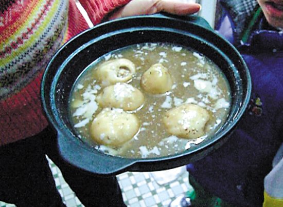 由于放置時(shí)間過久，鍋里的湯圓已經(jīng)非常大，湯圓皮上浮現(xiàn)很多白色物質(zhì)。