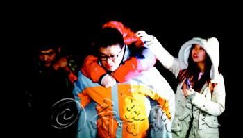 　途中女隊(duì)友小妮突發(fā)高燒，男隊(duì)員輪流背了她三個(gè)小時(shí)，直到網(wǎng)友開車來接