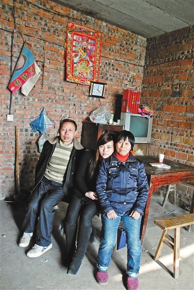 超生女謝先梅(中)、養父謝運才（左）、謝運才的嫂子唐富秀