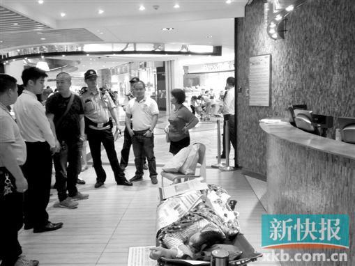 昨日，劉姐的行為引來眾人圍觀，警方再次到場進行調解。