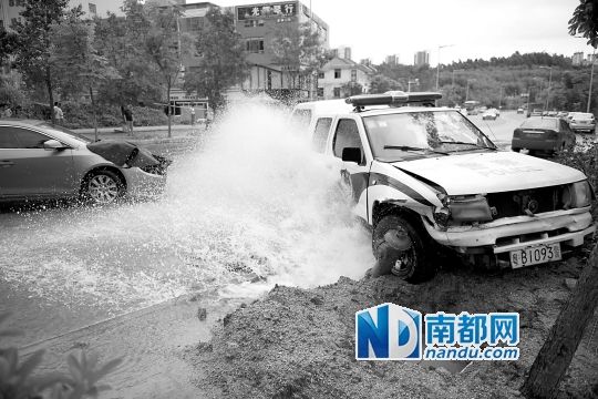 昨日，龍華金龍路，男子開走警車，后撞上消防栓停下，警車車頭受損。