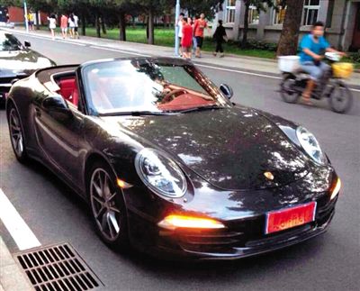 近日，一組“北體大畢業(yè)典禮豪車(chē)云集堪比車(chē)展”組圖在網(wǎng)絡(luò)爆紅。網(wǎng)絡(luò)截圖