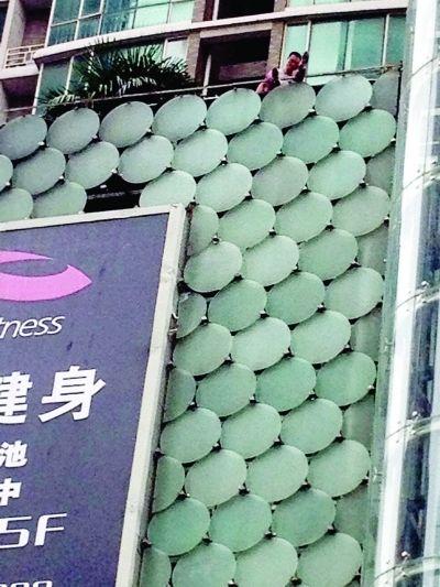 環(huán)亞廣場5樓露臺上，有一男子揚言跳樓。